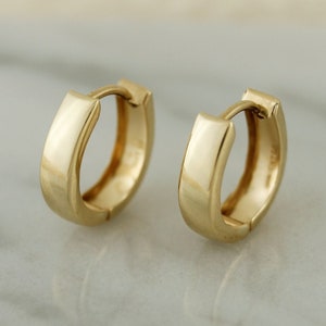 Boucles d'oreilles Huggie ovales en or massif 10 carats, Huggies en or délicats, Créoles en or unis, Boucles d'oreilles Huggie en or minimalistes, Huggies en or véritable