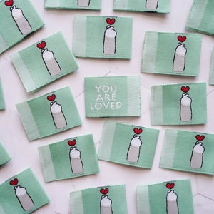 Etykiety tkane „You Are Loved”: ręcznie robione metki do przyszycia (opakowanie 8 sztuk)