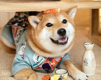 Op de afbeelding: Een Shiba Inu-hond draagt een blauwe kimono met sushi en sake. De hond heeft een stuk sushi op zijn hoofd en is omringd door sushi, sake en een klein gerecht met eten.