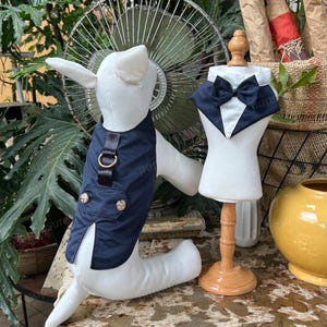 Babero tipo esmoquin y pañuelo con lazo para perros, traje formal azul marino para perros y gatos grandes, ropa de verano para mascotas, color y tamaño personalizables.