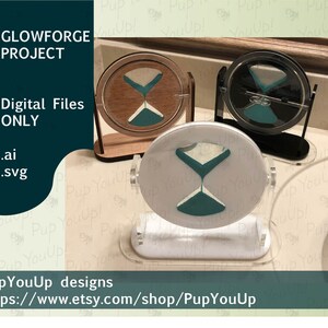 Op de afbeelding: Drie zandloperontwerpen op standaards, gemaakt voor een Glowforge-project. De zandlopers zijn gemaakt van hout, zwart acryl en wit acryl. Het zand is tealgroen. De afbeelding bevat de tekst "Glowforge Project", "Digital Files ONLY", ".ai", ".svg", "PupYouUp designs" en "https://www.etsy.com/shop/PupYouUp".