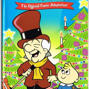 Puede incluir: Una portada de cómic con Mr. Magoo vestido como Ebenezer Scrooge, cantando villancicos frente a un árbol de Navidad decorado. El texto de la portada dice "Mr. Magoo's Christmas Carol: The Official Comic Adaptation!" e incluye la frase "Includes Deleted Scenes, Bonus Stories and More!"