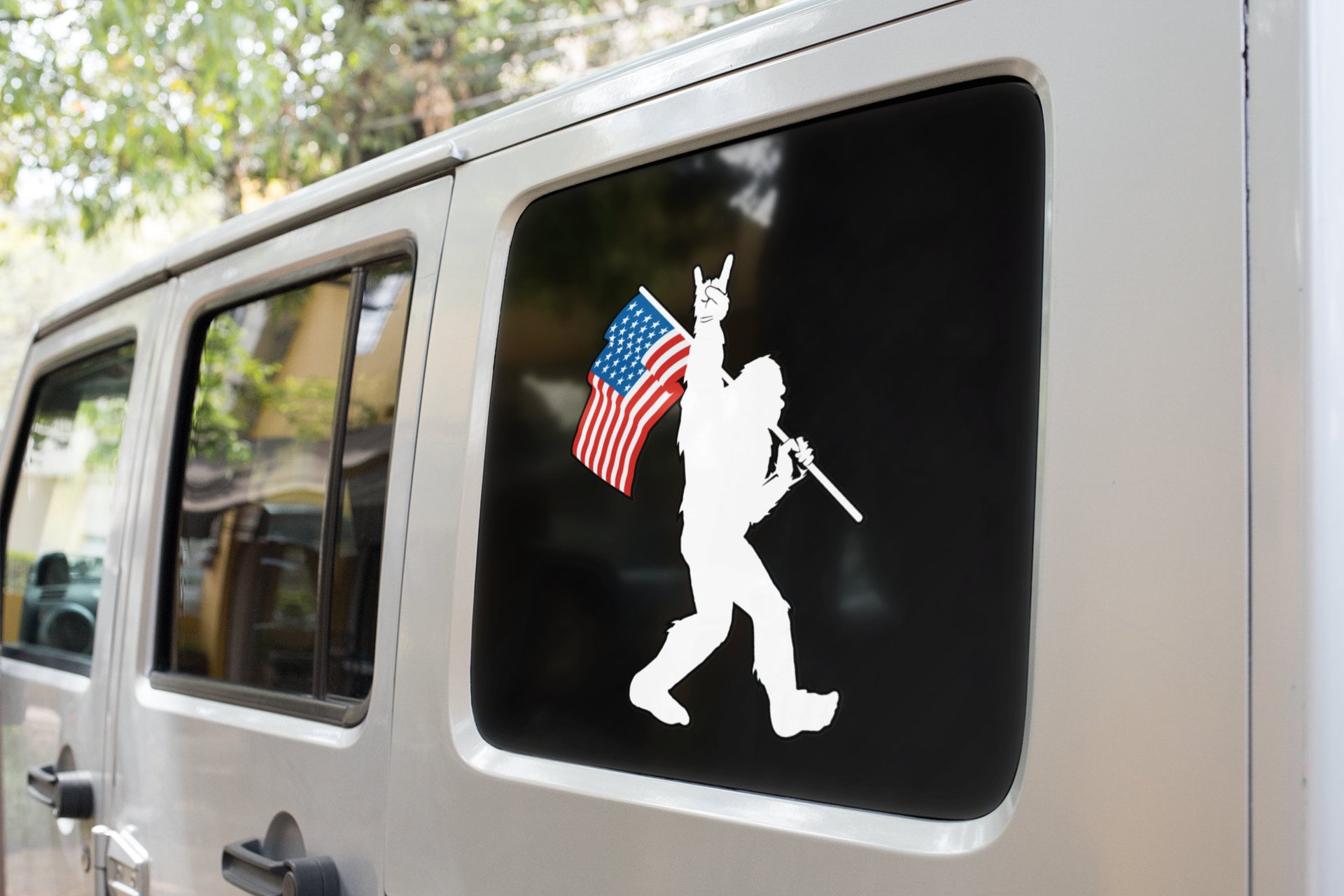 Lustiger Bigfoot-Rock auf USA-Flagge Kiss-Cut Aufkleber