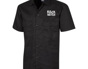 Rocksquatch Bigfoot Rock On Men’s Short Sleeve Work shirt, brodé Rock and Roll Sasquatch Mechanic Shirt
