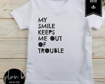 Archivo de trazador, niños, refrán infantil divertido, Mi sonrisa me mantiene alejado de los problemas, diseño de camiseta bebé, niño, niña, SVG, JPG, PNG