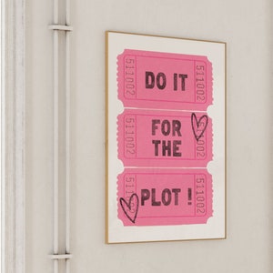 Do It For The Plot ピンクのチケット ウォール プリント、デジタル ダウンロード、レトロなウォール デコ、印刷可能なアート、ダウンロード可能なプリント、プレッピー、レトロなウォール アート