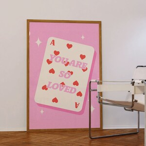 Je bent zo geliefd Speelkaart Roze Rode Harten Retro Digitale Muurkunst Poster Trendy Downloadbare Afdrukbare Esthetische Appartement Bar Cart Decor