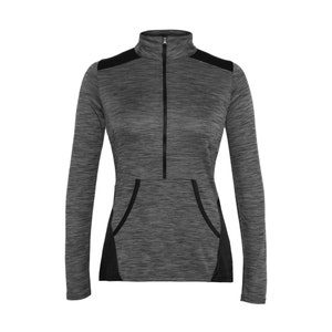 Puede incluir: Una camiseta deportiva de manga larga, gris y negra, con cierre de cremallera de un cuarto. La camiseta tiene un panel negro en los hombros y un panel negro en la parte inferior de la camiseta.