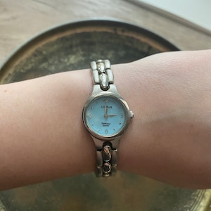 Montre Lorus à quartz vintage avec diamants et cadran bleu ciel