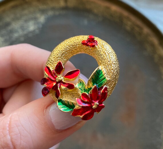 Vintage 1950s Holiday Christmas Wreath Brooch Pin - image 2