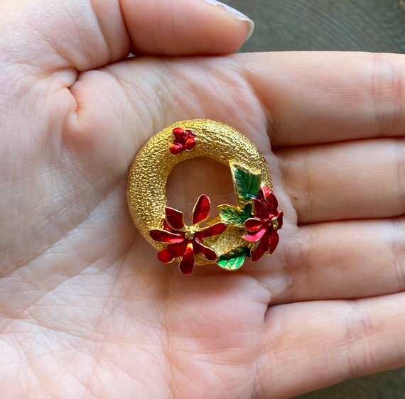 Vintage 1950s Holiday Christmas Wreath Brooch Pin - image 4