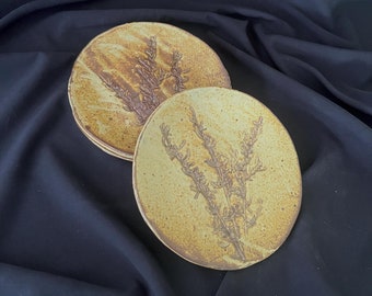 Juego de cuatro platos de postre o ensalada de cerámica artesanal de gres con detalle floral impreso.