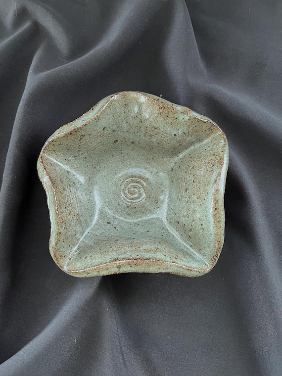 Fluted handmade stoneware bowl with spiral detail