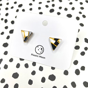 Clous d'oreilles triangulaires faits main en acrylique noir et blanc craquelé (11 mm)