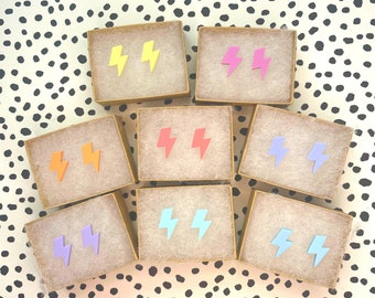 Pendientes de rayo pastel: joyería acrílica hecha a mano