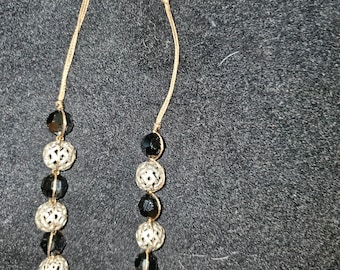 Collier Brighton, perles argentées et noires et fils bruns
