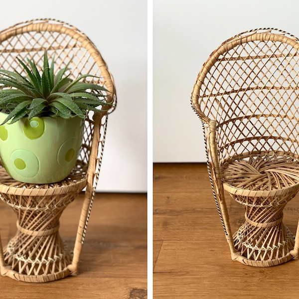 Vintage mini rieten pauwstoel - plantenstand emmanuelle fauteuil - rotan plantenstandaard - boho interieur - rieten poppenstoel - jaren '70