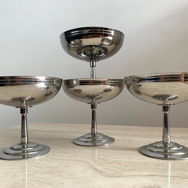 Letang Remy Set mit 4 Champagner-Coupés aus Edelstahl. Französische Vintage-Eisbecher/Dessertschalen aus 18/10-Edelstahl auf Edelstahlfüßen