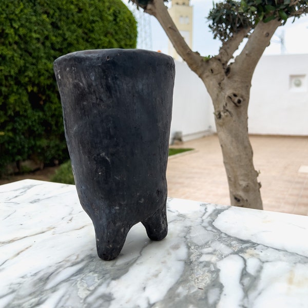 Vase en céramique à pieds noir fait main wabi sabi, pot pour ustensiles de cuisine, poterie de Sejnane, poterie marocaine cache pot rustique