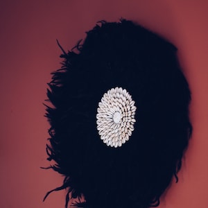 Chapéu Juju preto em penas e conchas, Jujuhat, Jujuhat Bali, Grande decoração de parede boho, Painel de parede, Juju feito à mão em Bali
