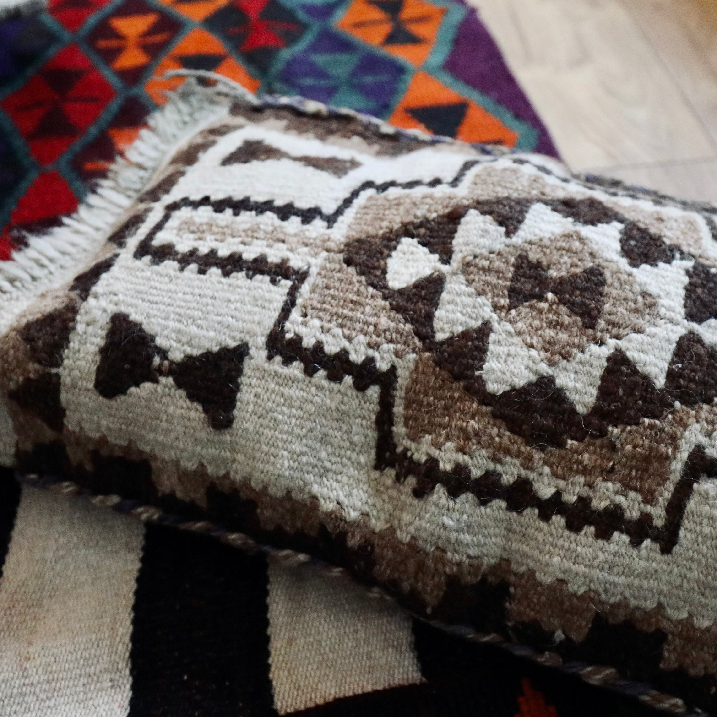 Coussin Kilim Blanc et Beige en Laine Vintage, Coussin 1950S Bedouin Brodé à La Main, Rectangle Ethn