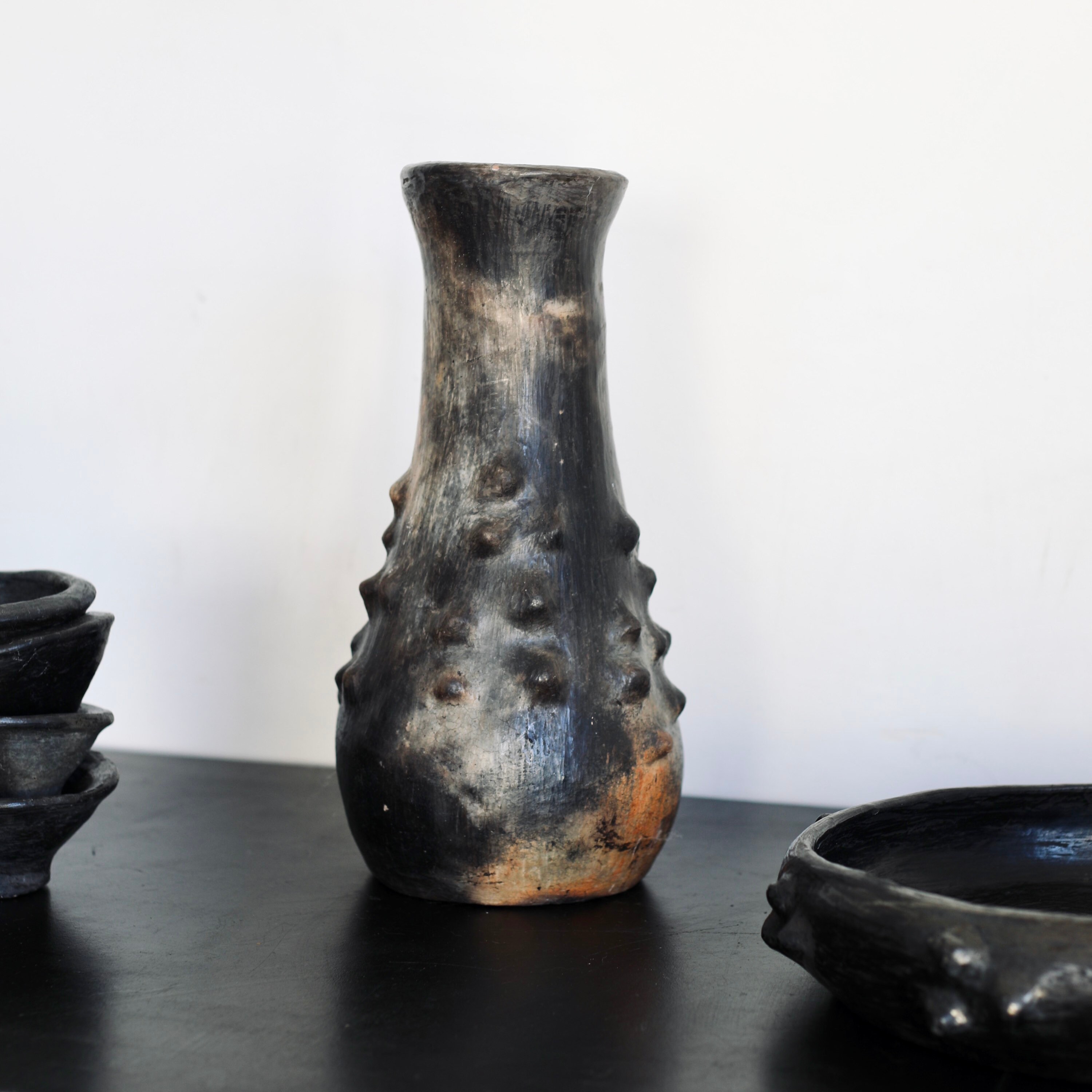 Grand Vase Rond Noir Berbère Fait Main en Tunisie, Poterie de Sejnane, Céramique, Berbère, Mat Afric