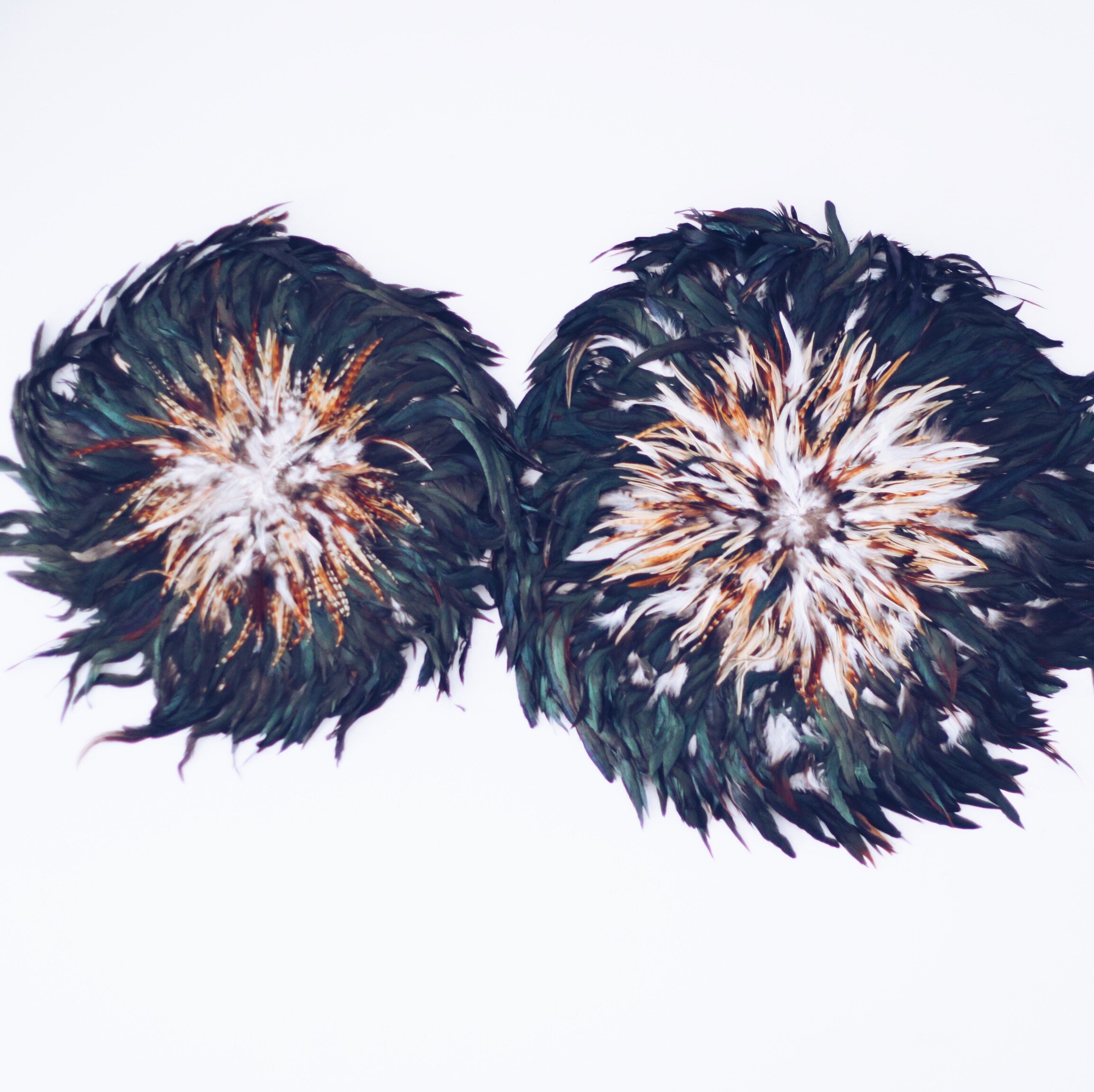 Juju Hat Vert Paon en Plumes et Coquillages, Jujuhat, Jujuhat Bali, Grande Décoration Murale Bohème,