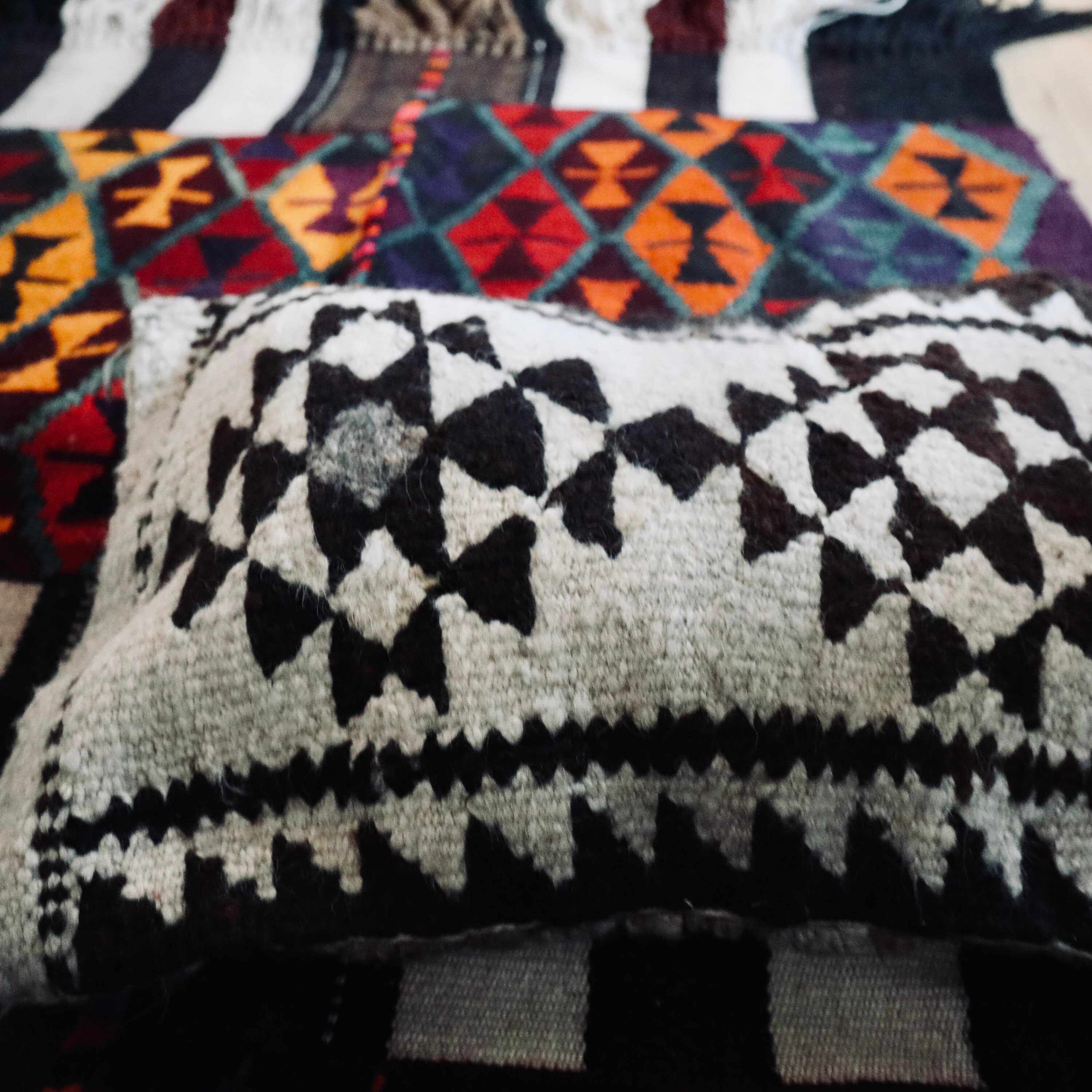 Coussin Kilim Vintage 1950S, Coussin Double Face Brodé à La Main, Bédouin Blanc Gris Noir, Couleurs 