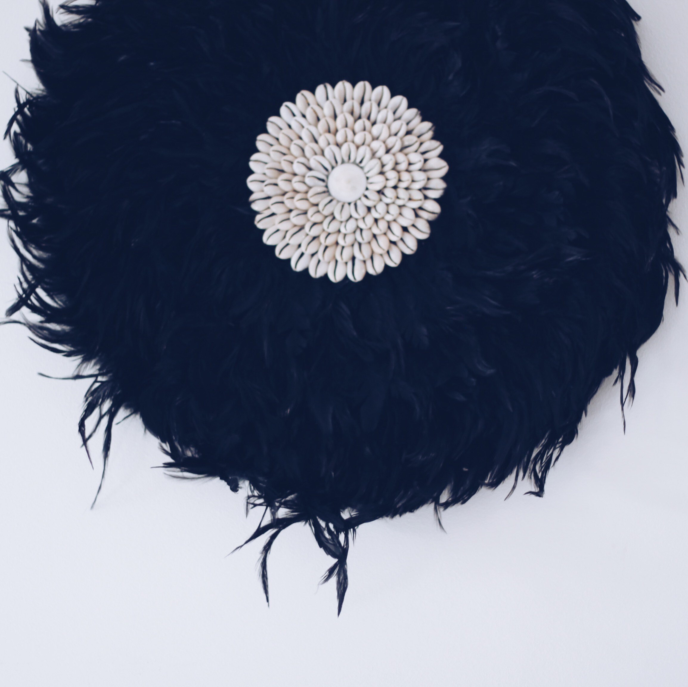 Juju Hat Noir en Plumes et Coquillages, Jujuhat, Jujuhat Bali, Grande Décoration Murale Bohème, Pann