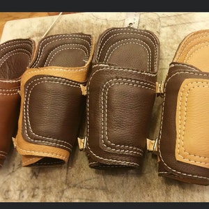 Pu&ograve; includere: Quattro braccialetti in pelle per il polso con cuciture decorative. Due sono marroni e due sono beige.