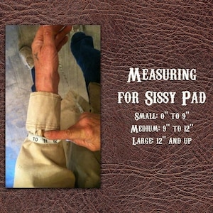 Pu&ograve; includere: Un metro a nastro avvolto attorno al braccio di una persona per dimostrare come misurare per un cuscino sissy. Il testo sull'immagine recita: "MEASURING FOR SISSY PAD SMALL: 0" TO 9" MEDIUM: 9" TO 12" LARGE 12" AND UP"