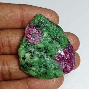 Rubí Zoisita en Bruto: Piedra preciosa natural para la fabricación de joyas (154 quilates).