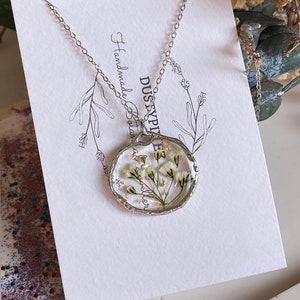 Schleierkraut-Blume-Halskette, Schmuck aus gepresstem Blumenharz, Silber, 14 Karat vergoldet, Geschenk für Sie, Geschenk für Mama, weiße Blume Bild 1