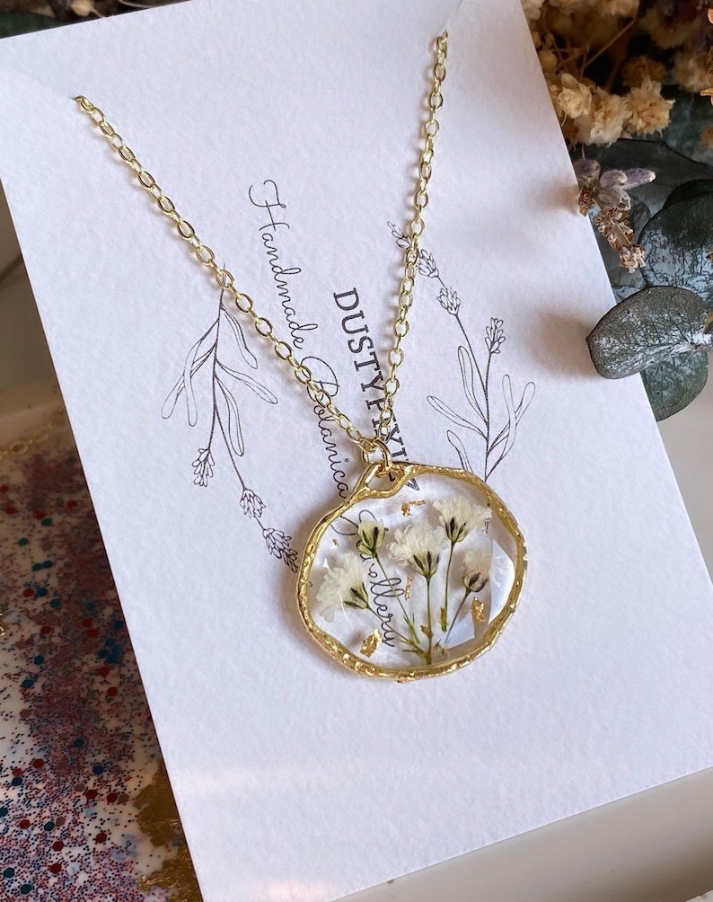 Schleierkraut-Blume-Halskette, Schmuck aus gepresstem Blumenharz, Silber, 14 Karat vergoldet, Geschenk für Sie, Geschenk für Mama, weiße Blume Bild 2