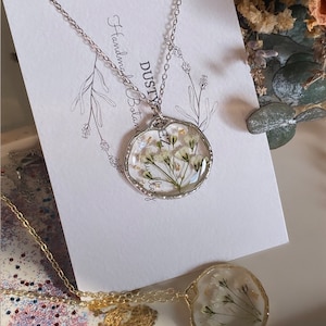 Schleierkraut-Blume-Halskette, Schmuck aus gepresstem Blumenharz, Silber, 14 Karat vergoldet, Geschenk für Sie, Geschenk für Mama, weiße Blume Bild 3