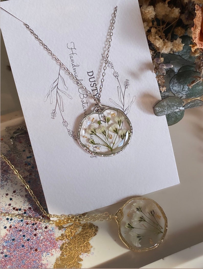 Schleierkraut-Blume-Halskette, Schmuck aus gepresstem Blumenharz, Silber, 14 Karat vergoldet, Geschenk für Sie, Geschenk für Mama, weiße Blume Bild 3