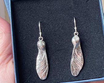 Sterlingzilveren Sycamore Seed-oorbellen: handgemaakte botanische sieraden