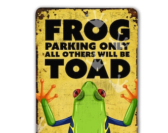 Może przedstawiać: Żółty metalowy znak z zieloną żabą i tekstem "Frog Parking Only All Others Will Be Toad".