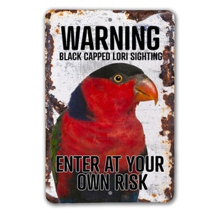 Schwarz mit Kappe bedecktes Lorikeet betreten auf eigenes Risiko-Zeichen | Lorikeet Warnschild | Black Caped Lorikeet Schild