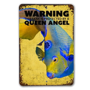 Könnte beinhalten: Ein gelbes und braunes Metallschild mit dem Text "WARNING THIS TANK IS PROTECTED BY A QUEEN ANGEL" in Schwarz. Ein blauer und gelber Kaiserfisch ist auf dem Schild abgebildet.
