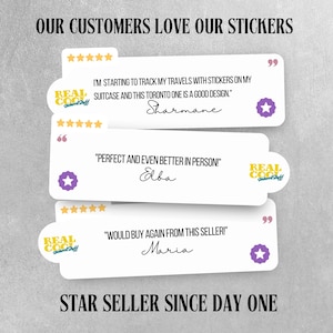 Puede incluir: La imagen muestra testimonios de clientes en burbujas de di&aacute;logo blancas con valoraciones por estrellas. El texto incluye "OUR CUSTOMERS LOVE OUR STICKERS" y "STAR SELLER SINCE DAY ONE". El logotipo de Real Cool Stickers es visible.