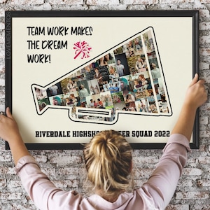 Könnte beinhalten: Eine schwarz-weiße Collage in Form eines Megaphons mit dem Text "Team work makes the dream work!" und "Riverdale High School Cheer Squad 2022". Die Collage besteht aus vielen kleinen Fotos von Menschen.