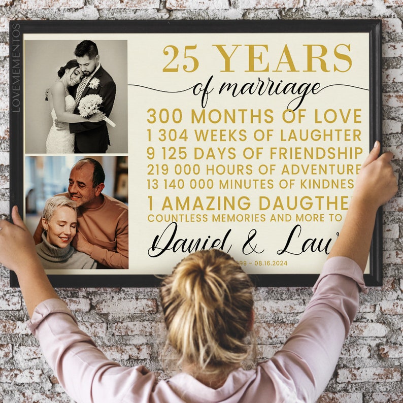 Peut inclure: Une impression encadr&eacute;e c&eacute;l&eacute;brant un 25e anniversaire de mariage avec un collage de photos et un texte qui dit "25 ans de mariage, 300 mois d'amour, 1 304 semaines de rires, 9 125 jours d'amiti&eacute;, 219 000 heures d'aventure, 13 140 000 minutes de gentillesse, 1 fille extraordinaire, d'innombrables souvenirs et plus encore &agrave; Daniel & Lau 1999-08.16.2024".