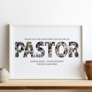 Peut inclure: Une impression encadr&eacute;e blanche avec le mot "PASTOR" &eacute;crit en collage de photos. Le texte "THANK YOU FOR EVERYTHING YOU DO FOR US!" est au-dessus du mot "PASTOR". Sous le mot "PASTOR" se trouve le texte "PASTOR HENRY - YOUTH MINISTRY CHURCH NAME HERE".
