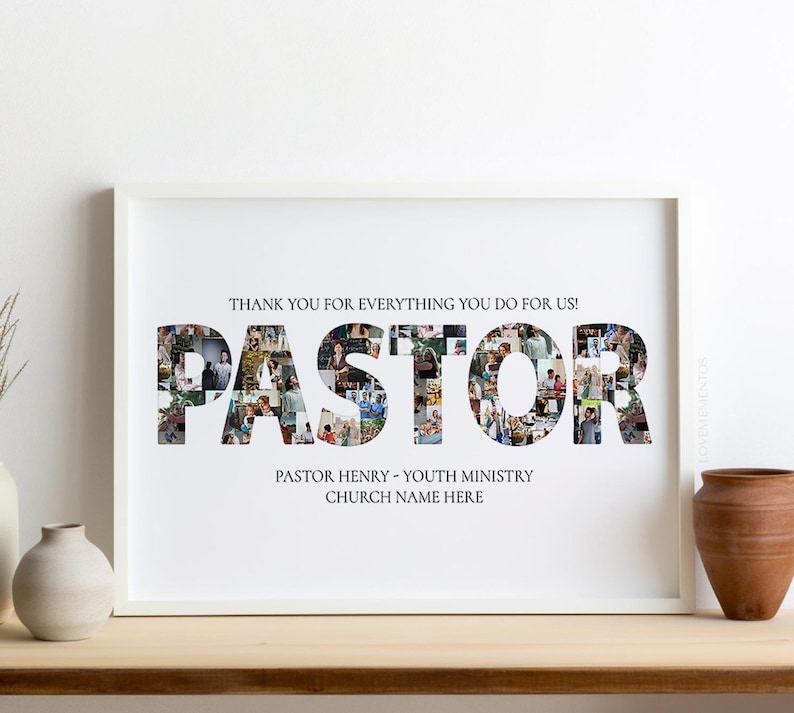 Peut inclure: Une impression encadr&eacute;e blanche avec le mot "PASTOR" &eacute;crit en collage de photos. Le texte "THANK YOU FOR EVERYTHING YOU DO FOR US!" est au-dessus du mot "PASTOR". Sous le mot "PASTOR" se trouve le texte "PASTOR HENRY - YOUTH MINISTRY CHURCH NAME HERE".