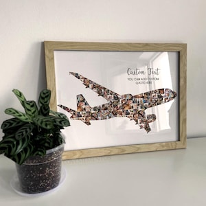 Puede incluir: Impresión enmarcada con forma de avión, llena de un collage de fotos. El marco es de color marrón claro. La impresión incluye el texto "Custom Text" y "You can add custom quote here". Una planta en maceta está en primer plano.