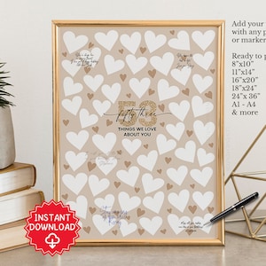 Op de afbeelding: Een printbaar 53e verjaardagsbord met een gouden glitterachtergrond en witte harten. Het bord zegt "fifty three things we love about you".