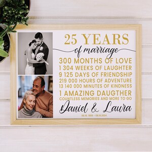 Peut inclure: Une impression encadr&eacute;e c&eacute;l&eacute;brant un 25e anniversaire de mariage avec des photos du couple et le texte "25 YEARS of marriage 300 MONTHS OF LOVE 1 304 WEEKS OF LAUGHTER 9 125 DAYS OF FRIENDSHIP 219 000 HOURS OF ADVENTURE 13 140 000 MINUTES OF KINDNESS 1 AMAZING DAUGTHER COUNTLESS MEMORIES AND MORE TO GO Daniel & Laura 08.16. 1999-08.16.2024"