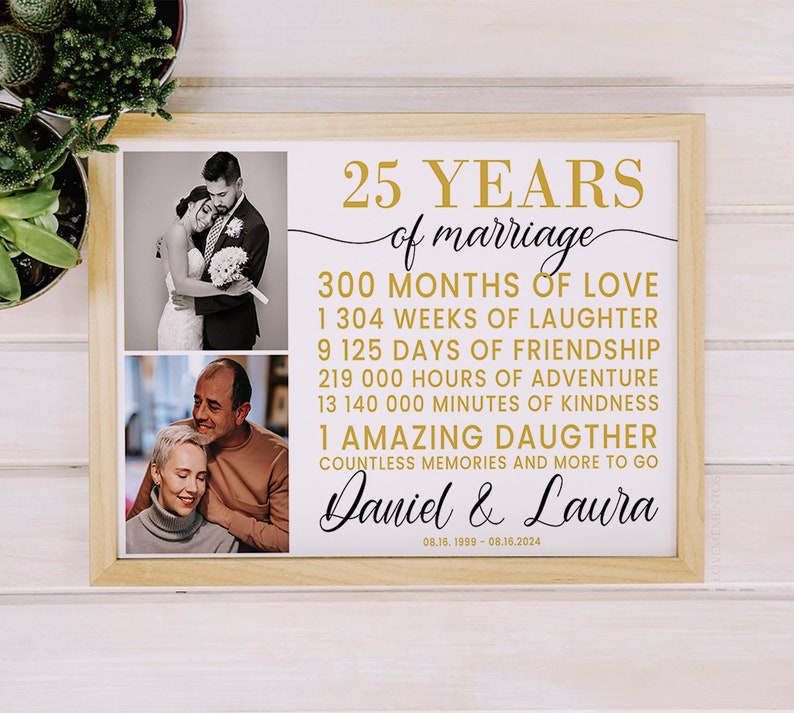 Peut inclure: Une impression encadr&eacute;e c&eacute;l&eacute;brant un 25e anniversaire de mariage avec des photos du couple et le texte "25 YEARS of marriage 300 MONTHS OF LOVE 1 304 WEEKS OF LAUGHTER 9 125 DAYS OF FRIENDSHIP 219 000 HOURS OF ADVENTURE 13 140 000 MINUTES OF KINDNESS 1 AMAZING DAUGTHER COUNTLESS MEMORIES AND MORE TO GO Daniel & Laura 08.16. 1999-08.16.2024"