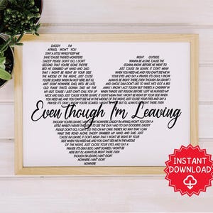 Könnte beinhalten: Schwarz-weißes druckbares Wandbild mit einem Songtext über das Verlassen von zu Hause. Der Text lautet "Even Though I'm Leaving" und enthält die Zeilen "Daddy I'm afraid, won't you stay a little while? I never thought I'd see the day I had to say goodbye Daddy. Please don't go, I can't do this on my own. There's no way that I can walk this road alone Daddy. You can't see me in the middle of the night, just close your eyes and say a prayer. It's okay boy, I ain't scared. I won't be here but I'll always be right there, even though I'm leaving. I ain't goin nowhere. I ain't goin nowhere."